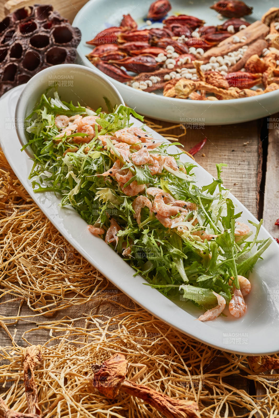 青色瓷餐具装的苦菊拌河虾