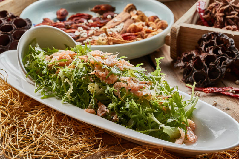 青色瓷餐具装的苦菊拌河虾