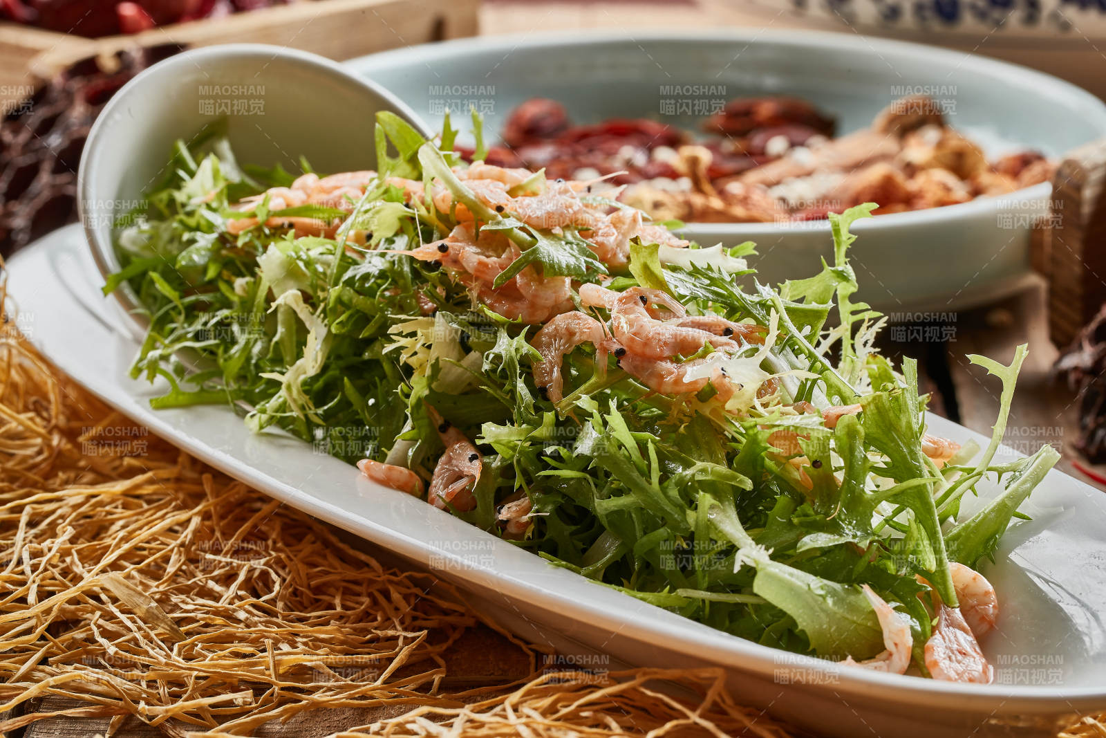 青色瓷餐具装的苦菊拌河虾