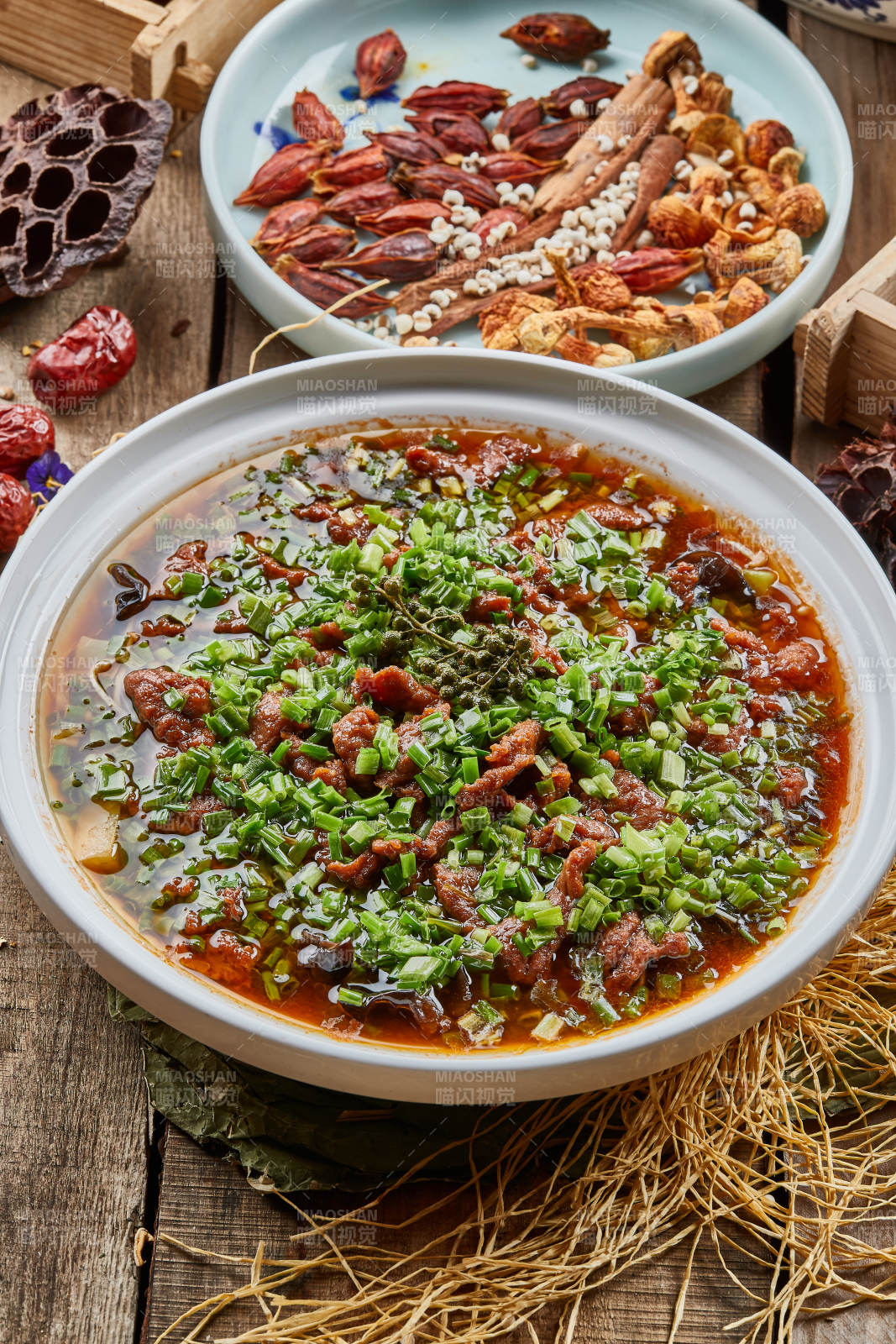 韭香藤椒农家炖乱炖-摄影图