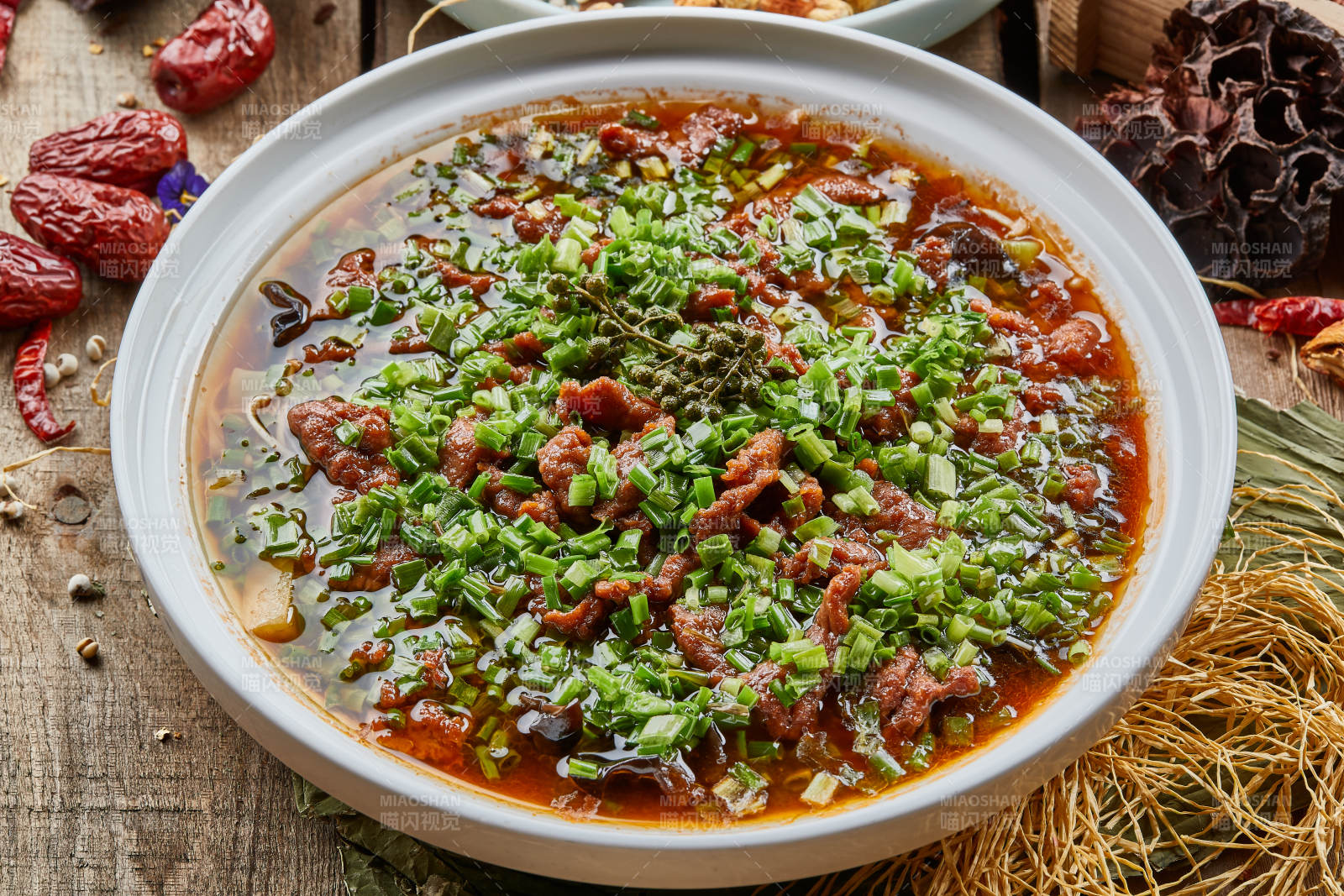 韭香藤椒农家炖乱炖-摄影图