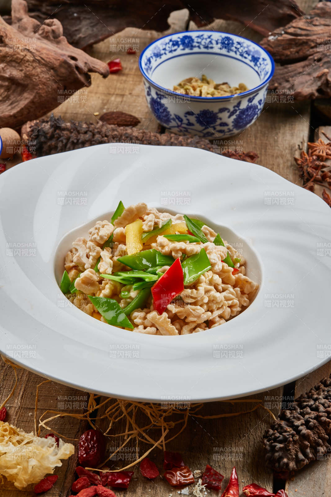 风味小炒桃仁-摄影图