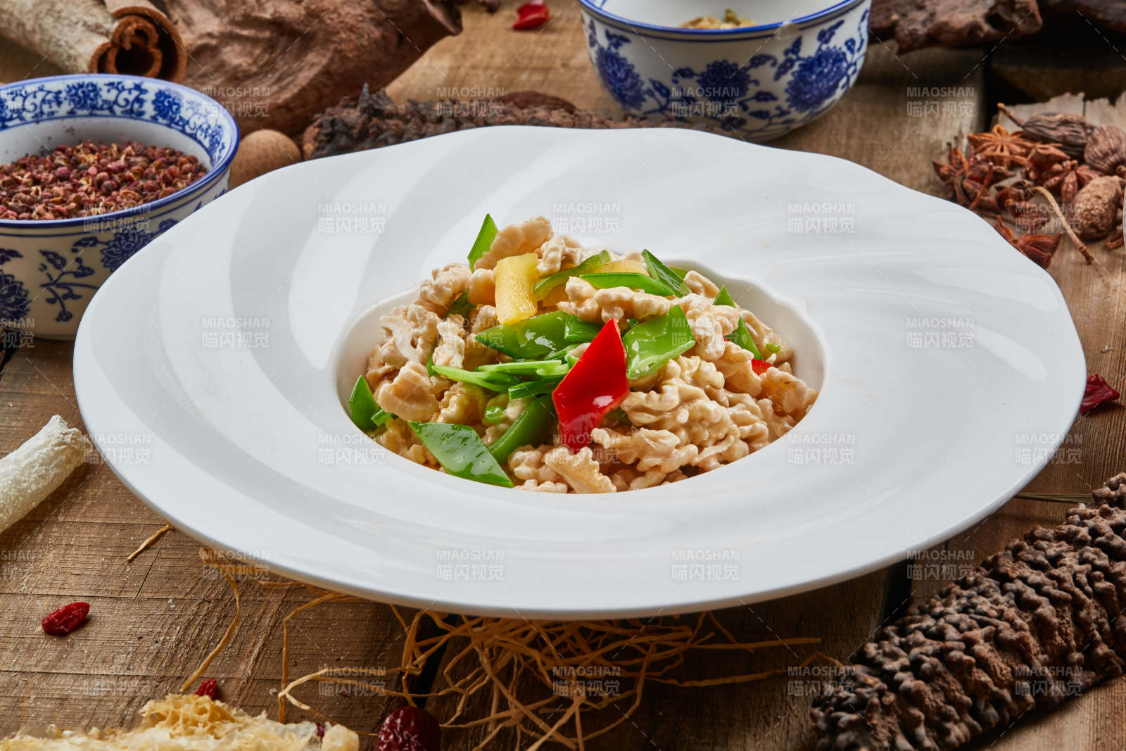 风味小炒桃仁-摄影图