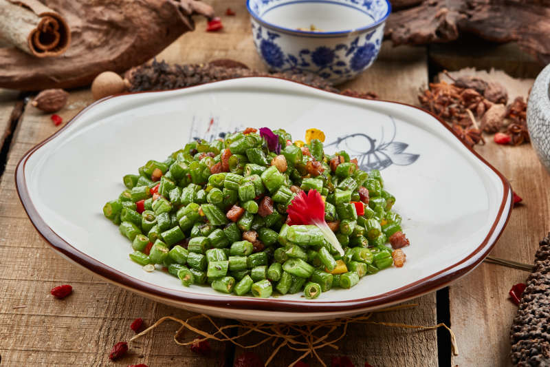 精美餐具裝的小炒豇豆
