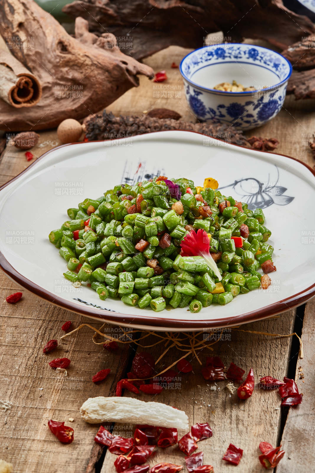 精美餐具裝的小炒豇豆