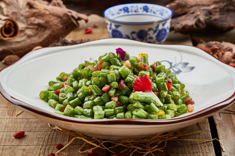 精美餐具裝的小炒豇豆