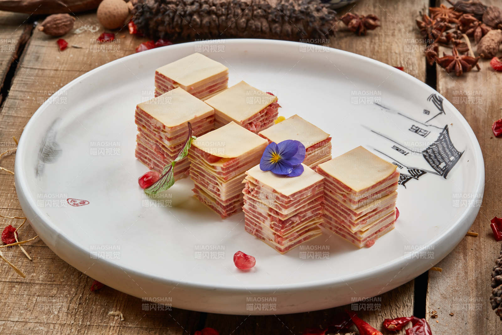 千层豆皮熏肉-摄影图