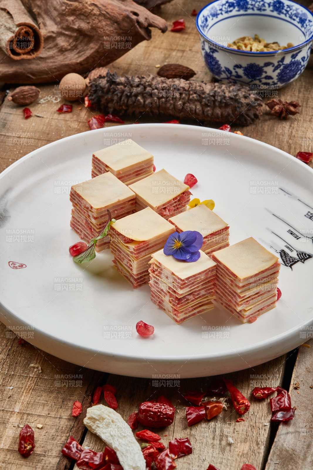 千层豆皮熏肉-摄影图