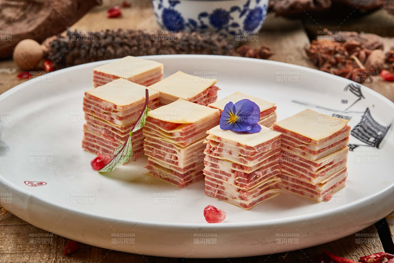 千层豆皮熏肉-摄影图