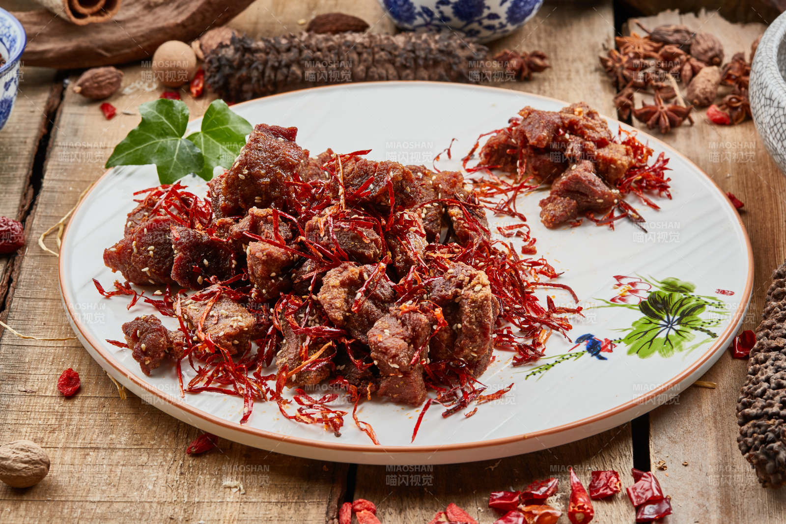 辣椒丝干煸牛腩肉-摄影图