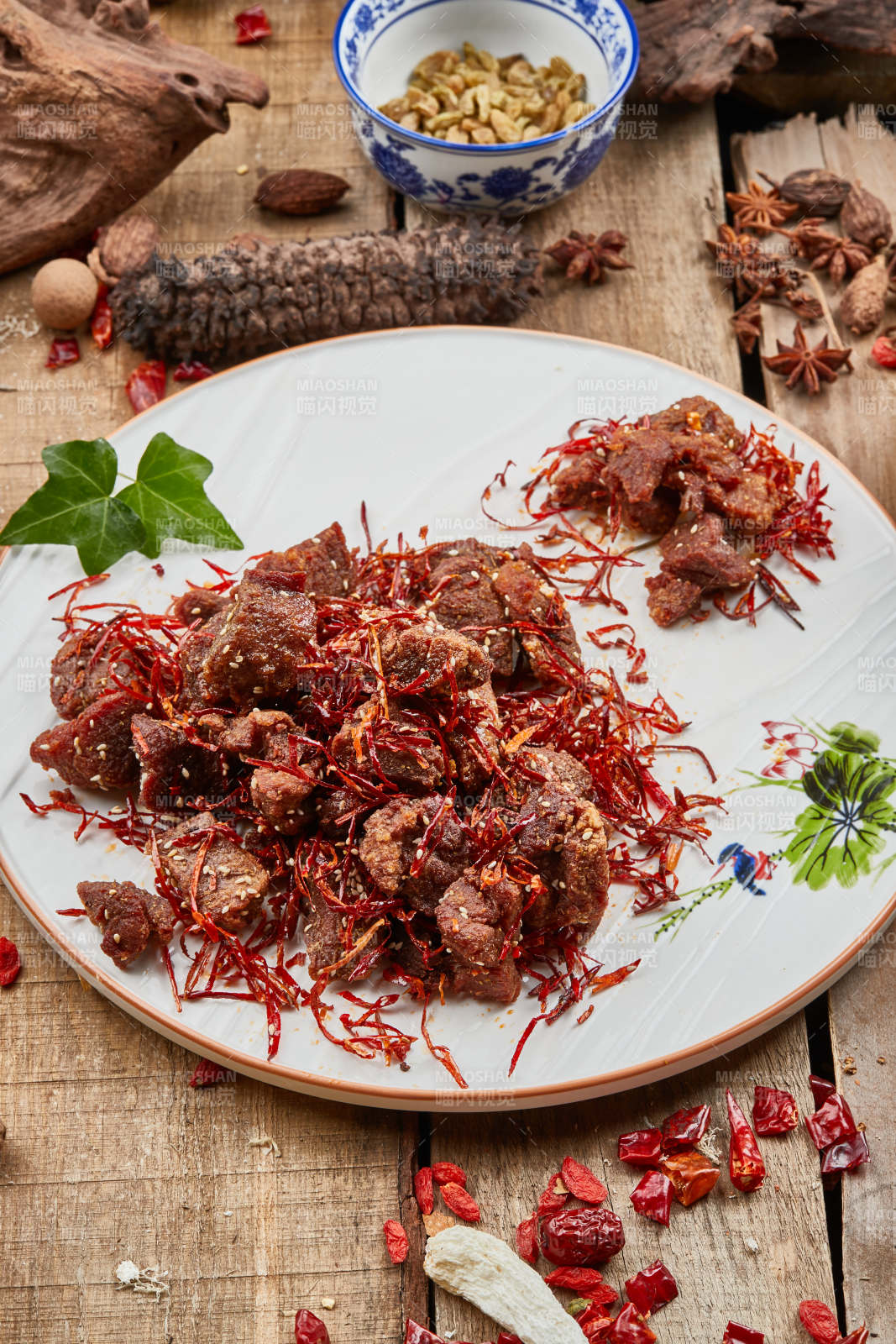 辣椒丝干煸牛腩肉-摄影图