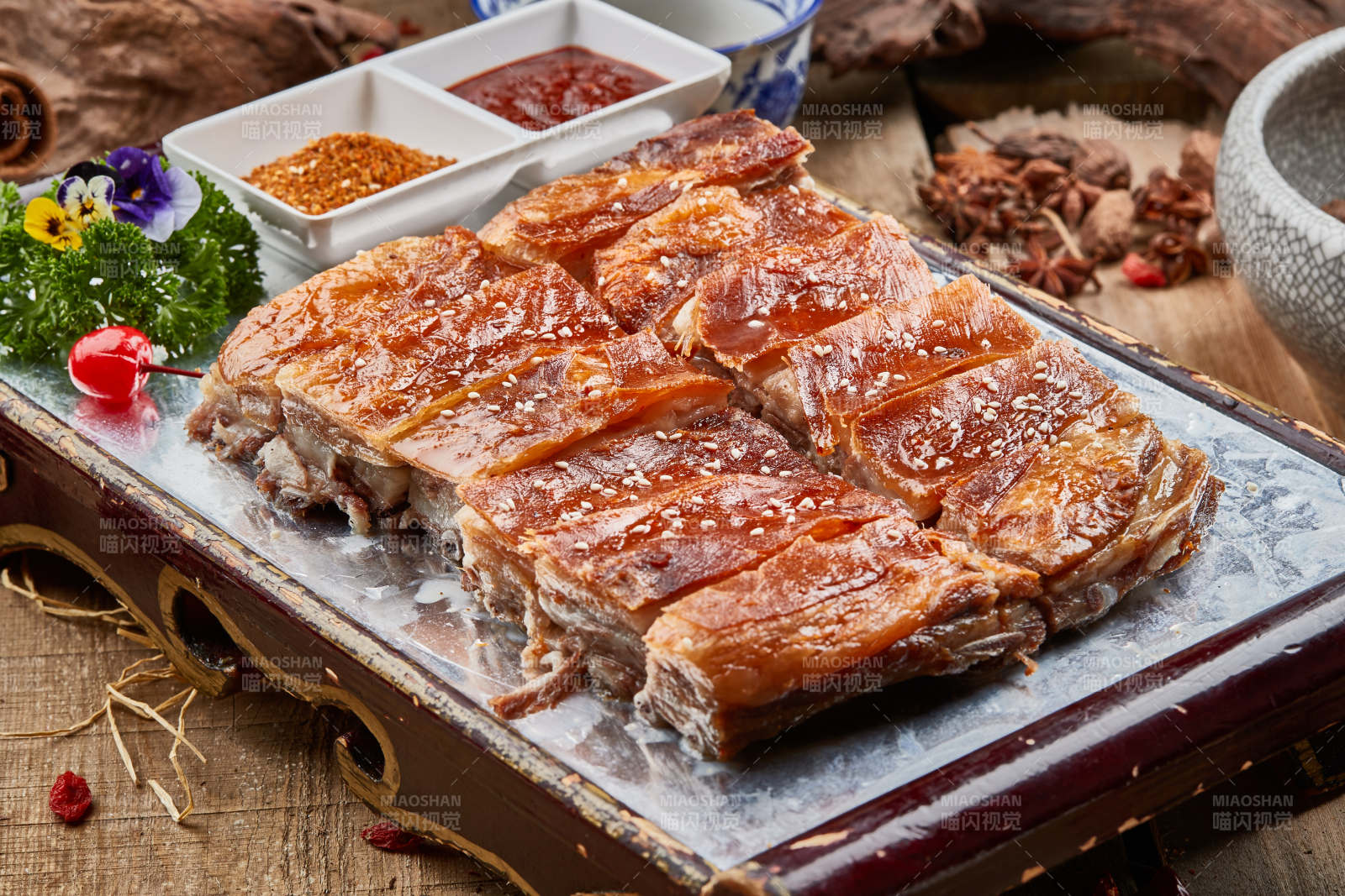紅色漆盤裝的蒙古烤羊排擺放在樟木砧板上