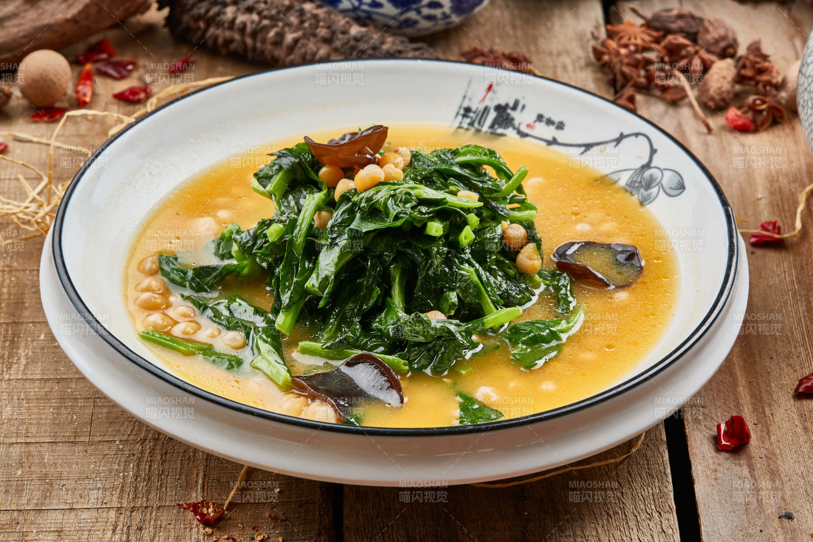 浓汤黄豆木耳闷菠菜-摄影图