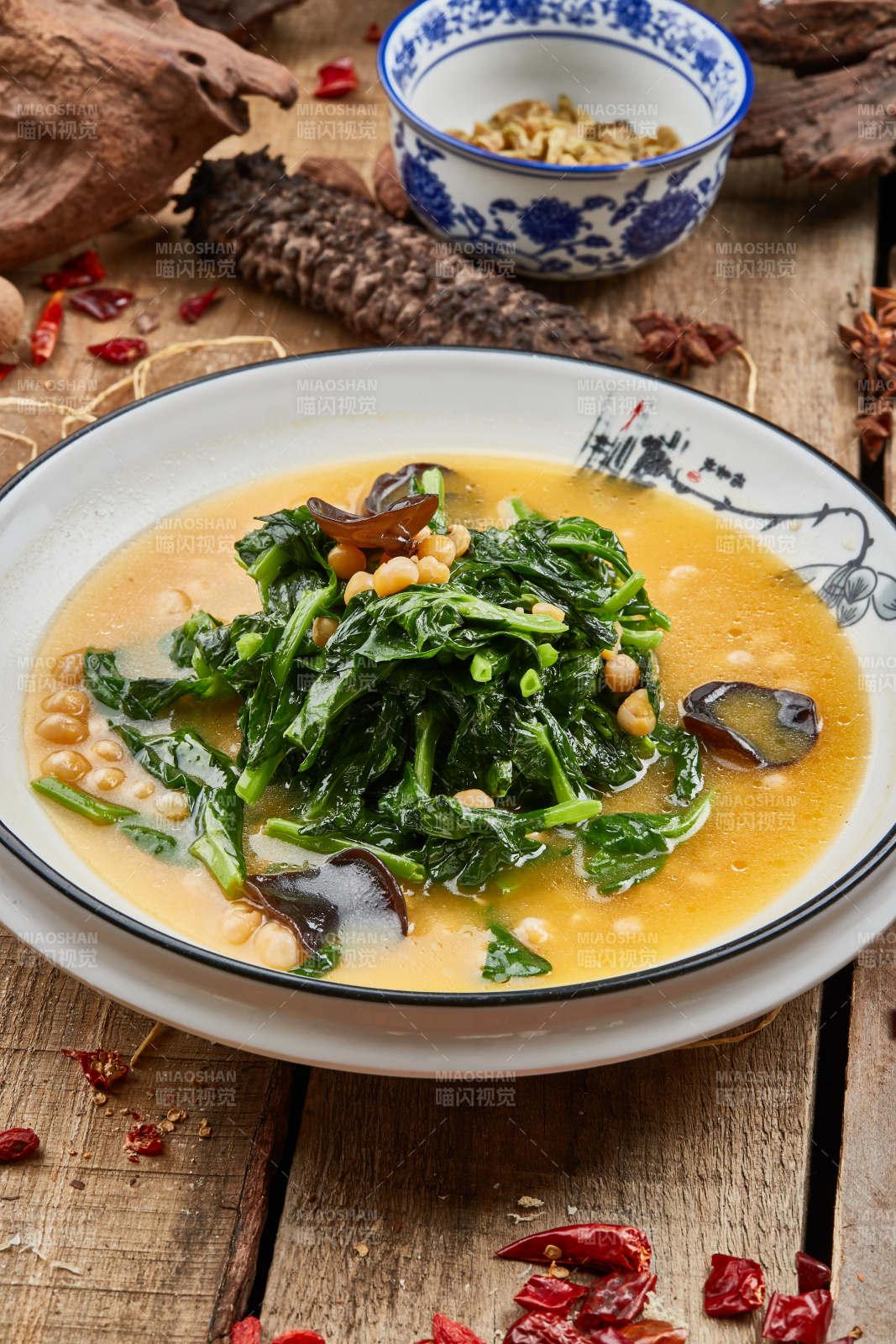 浓汤黄豆木耳闷菠菜-摄影图