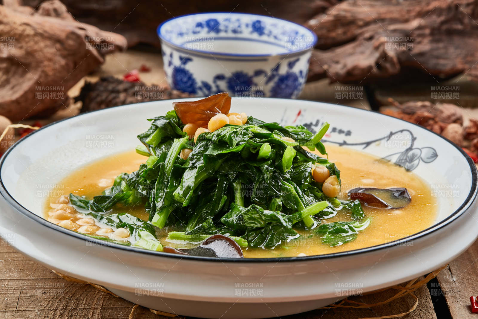 浓汤黄豆木耳闷菠菜-摄影图