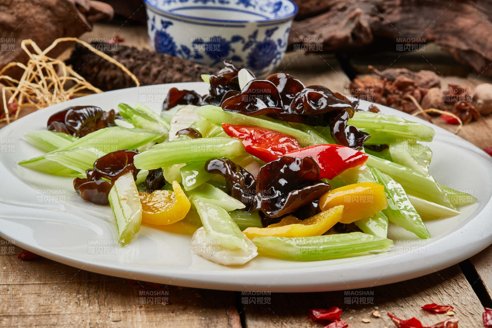 西芹木耳炒百合-摄影图