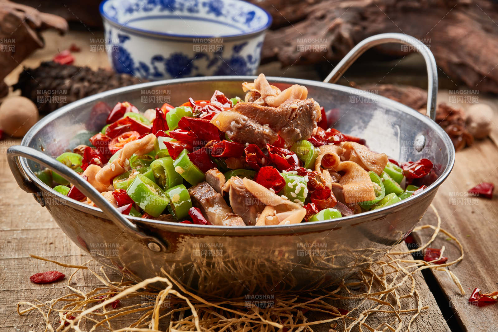 锅仔米椒猪肚鸭肠-摄影图