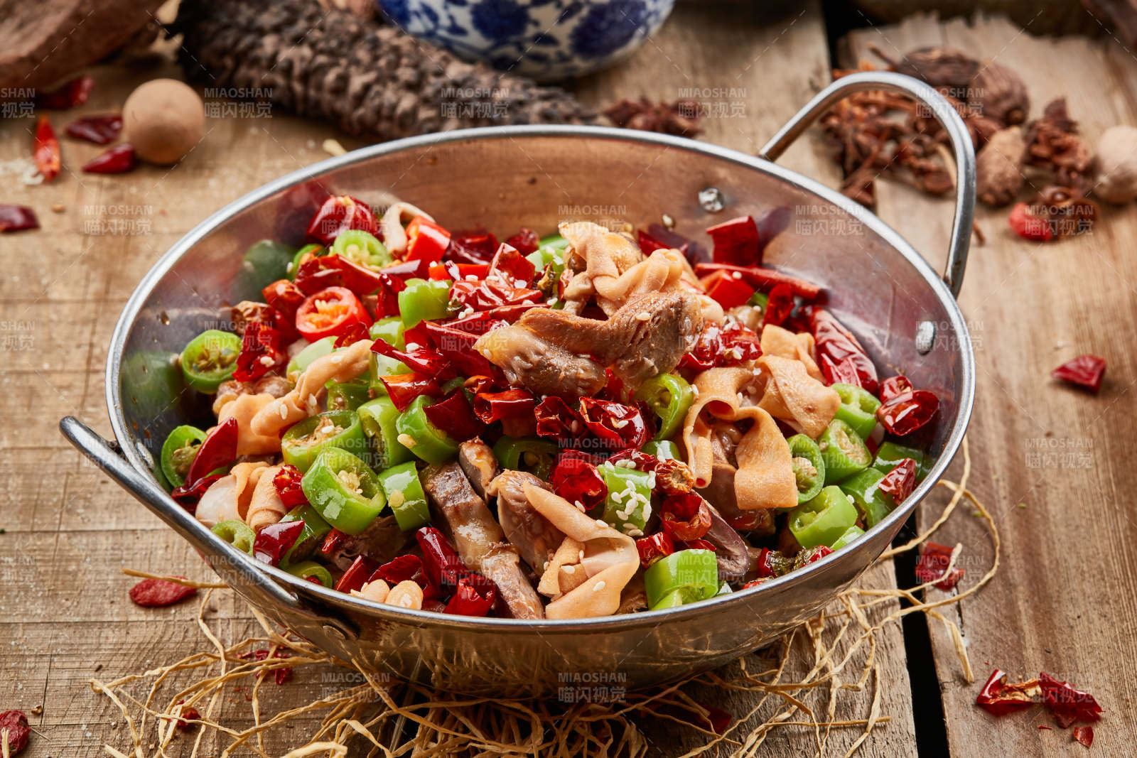 锅仔米椒猪肚鸭肠-摄影图