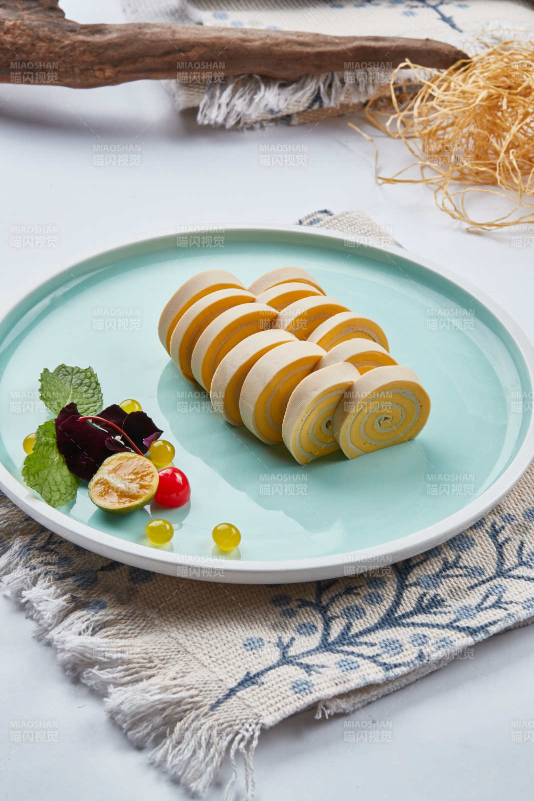 白色瓷盤組昂的豆腐皮熏肉卷切片