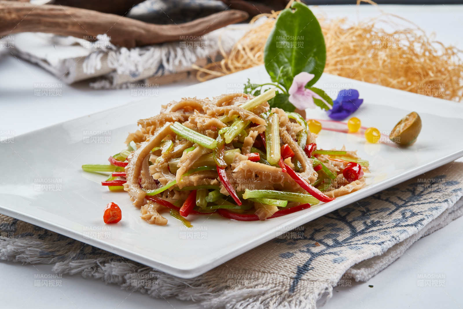 青红椒炒毛肚-摄影图