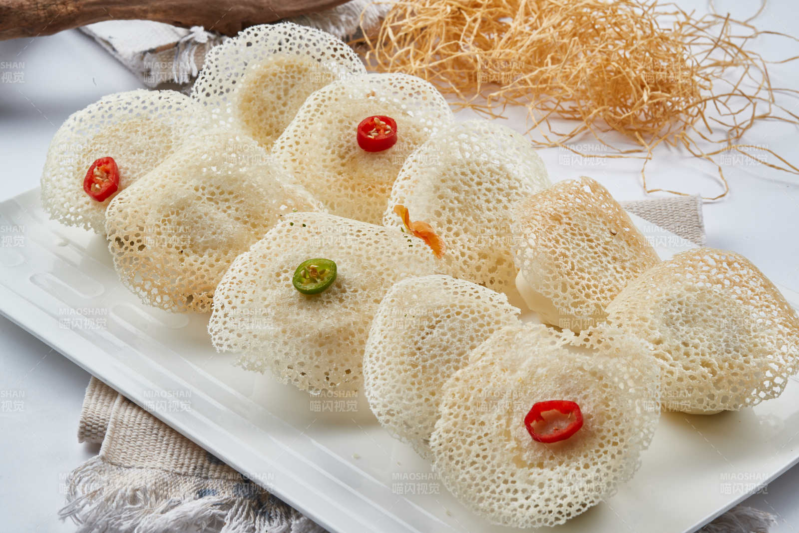 雪花渔网水煎包-摄影图