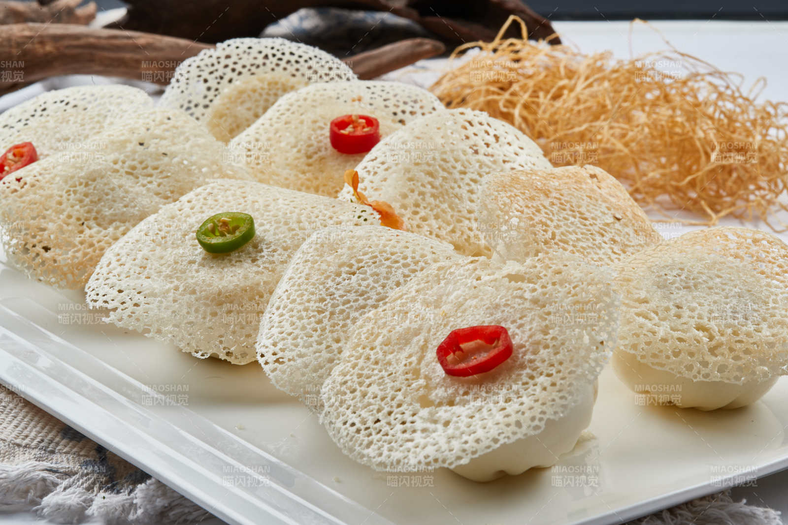 雪花渔网水煎包-摄影图