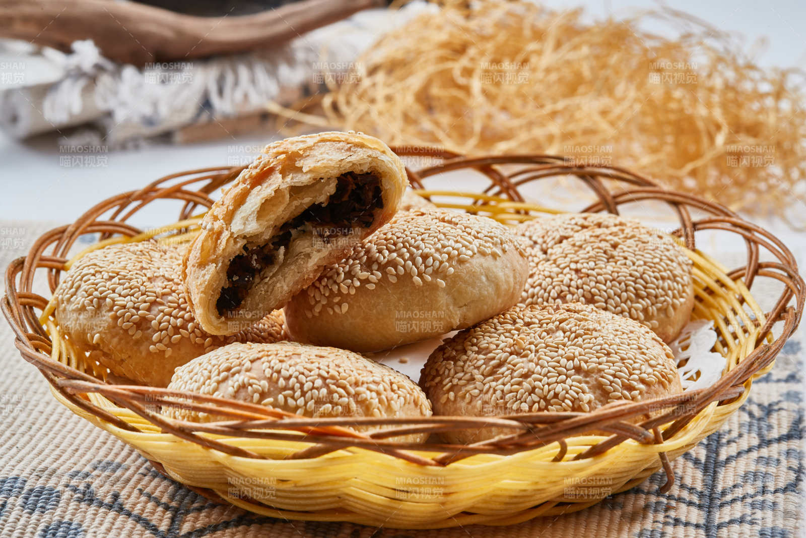 白色瓷盘装的酱肉锅盔