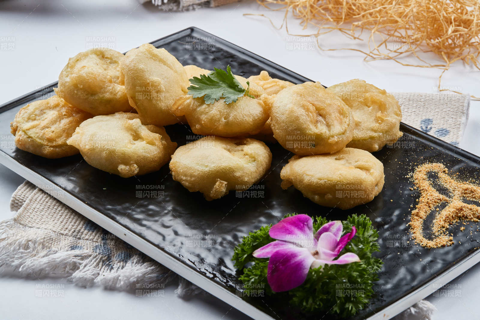 白色圓盤裝的香炸茄盒