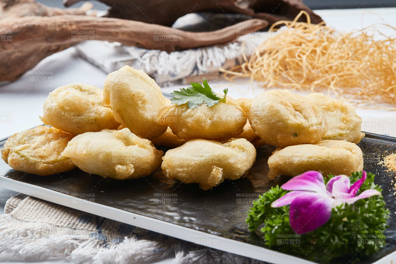 白色圓盤裝的香炸茄盒