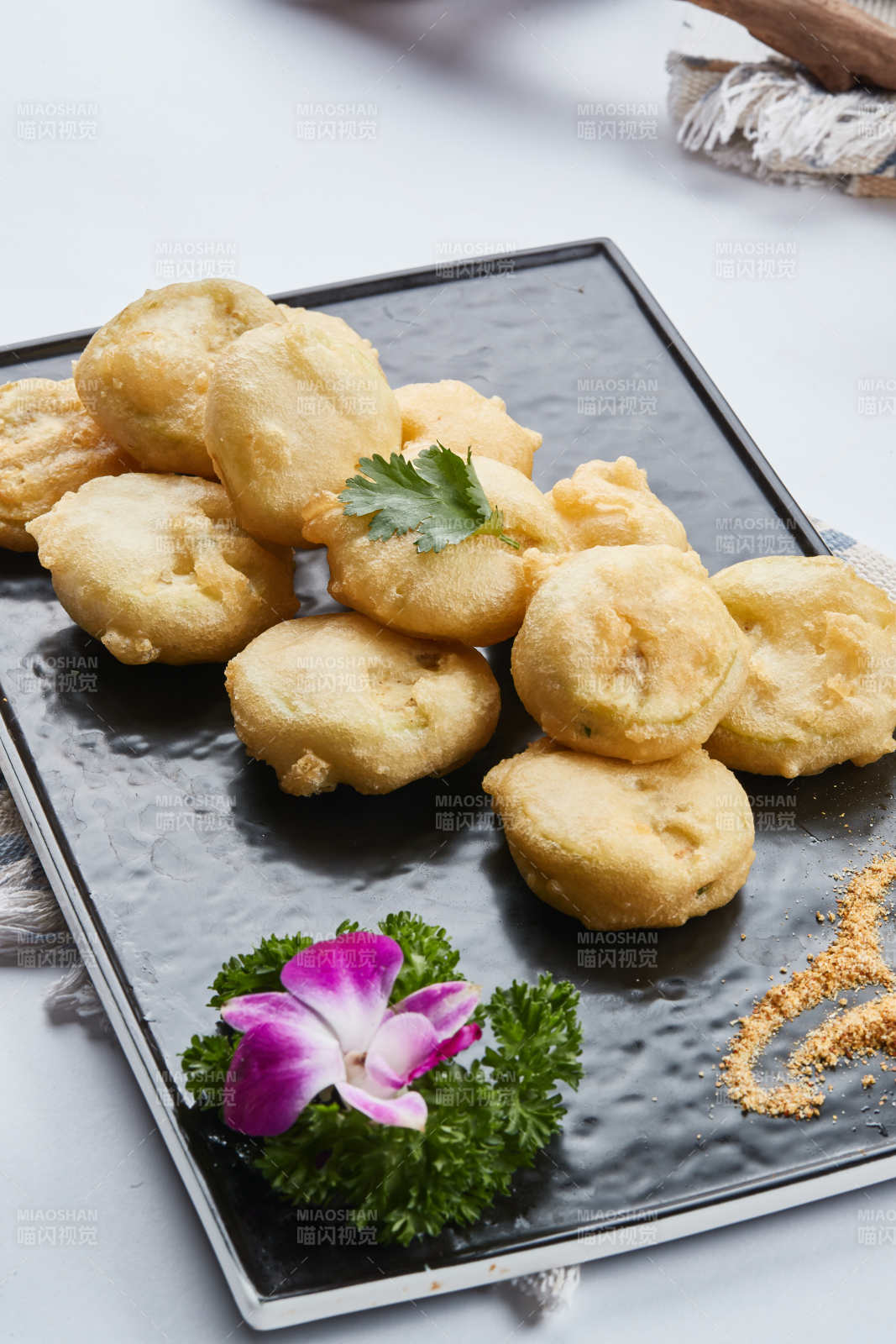 白色圓盤裝的香炸茄盒