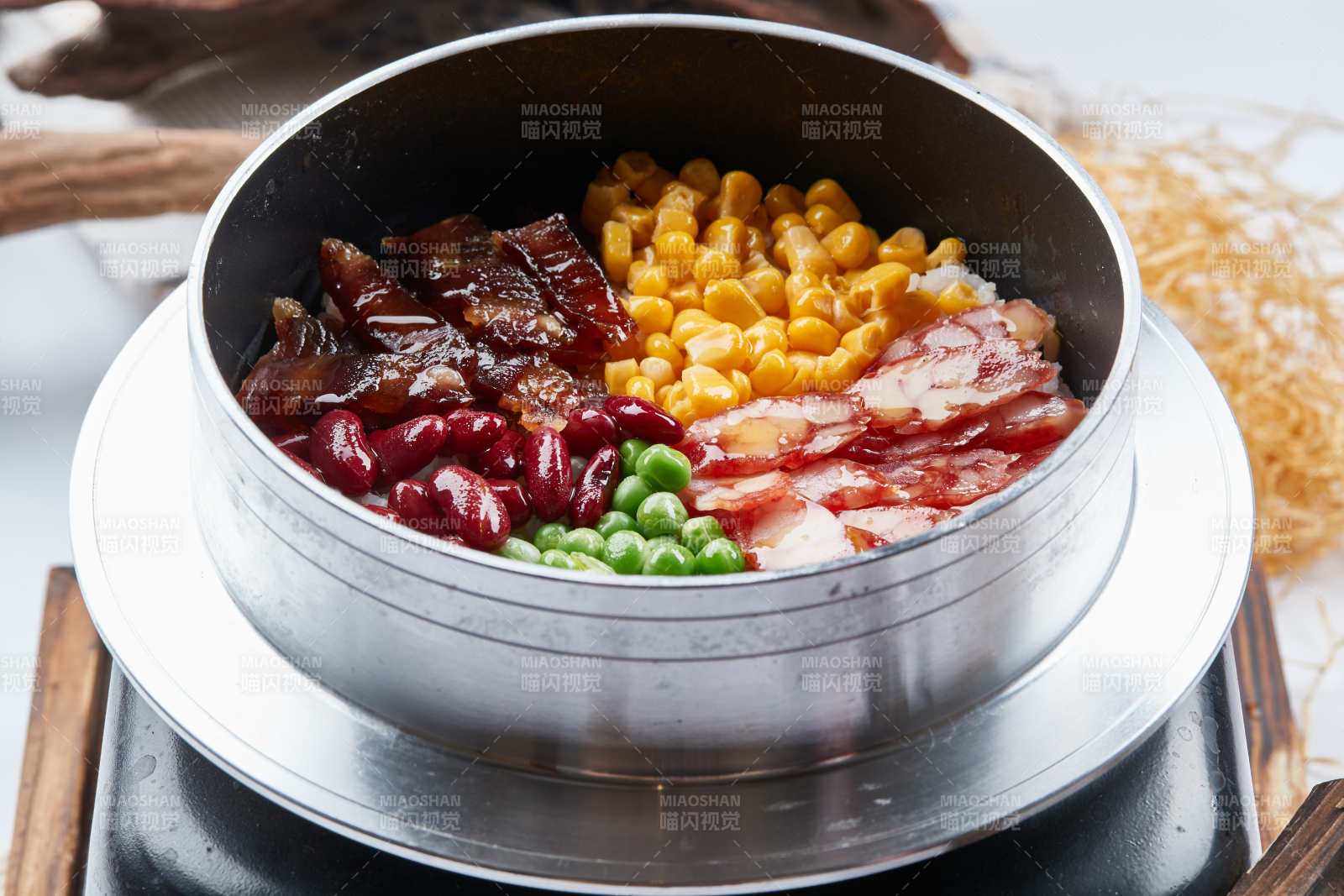 港式茶餐臘味臘腸煲仔飯