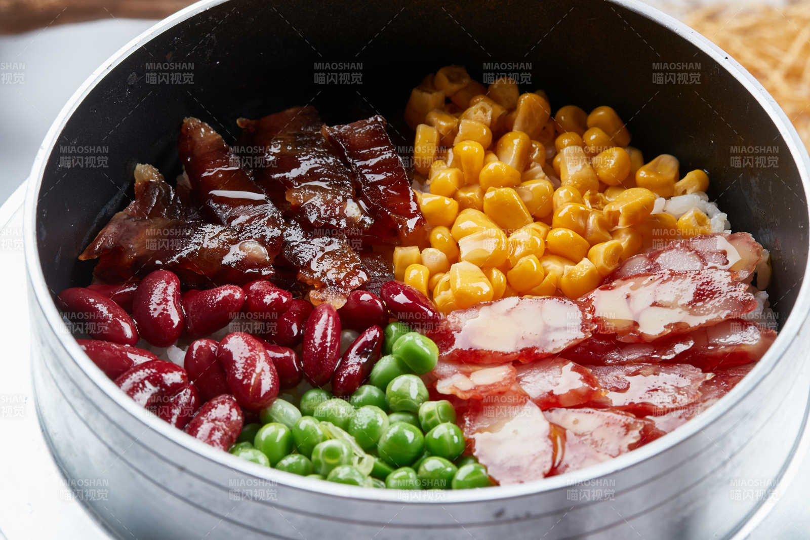 港式茶餐臘味臘腸煲仔飯