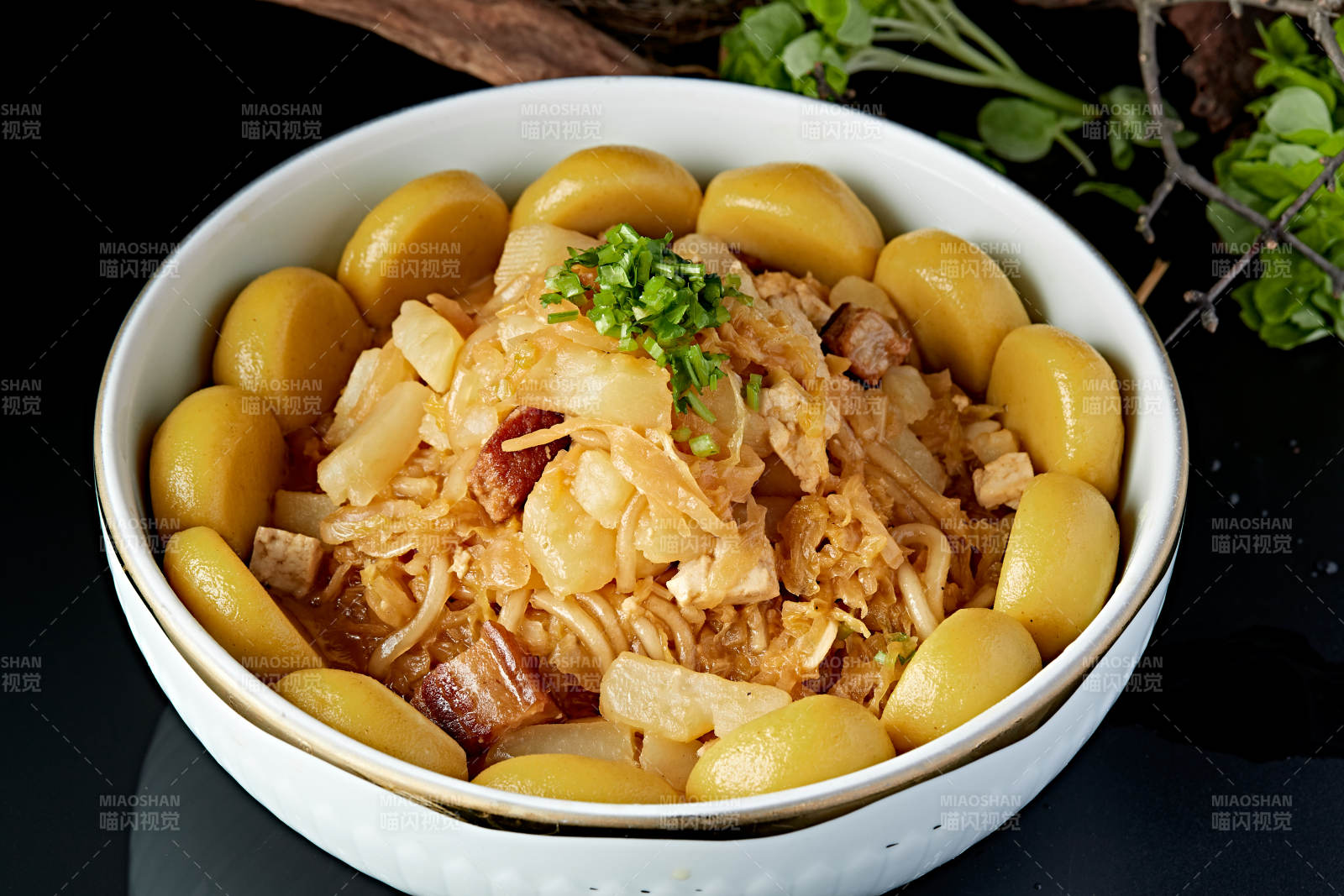 藤椒香辣水煮牛肉-摄影图