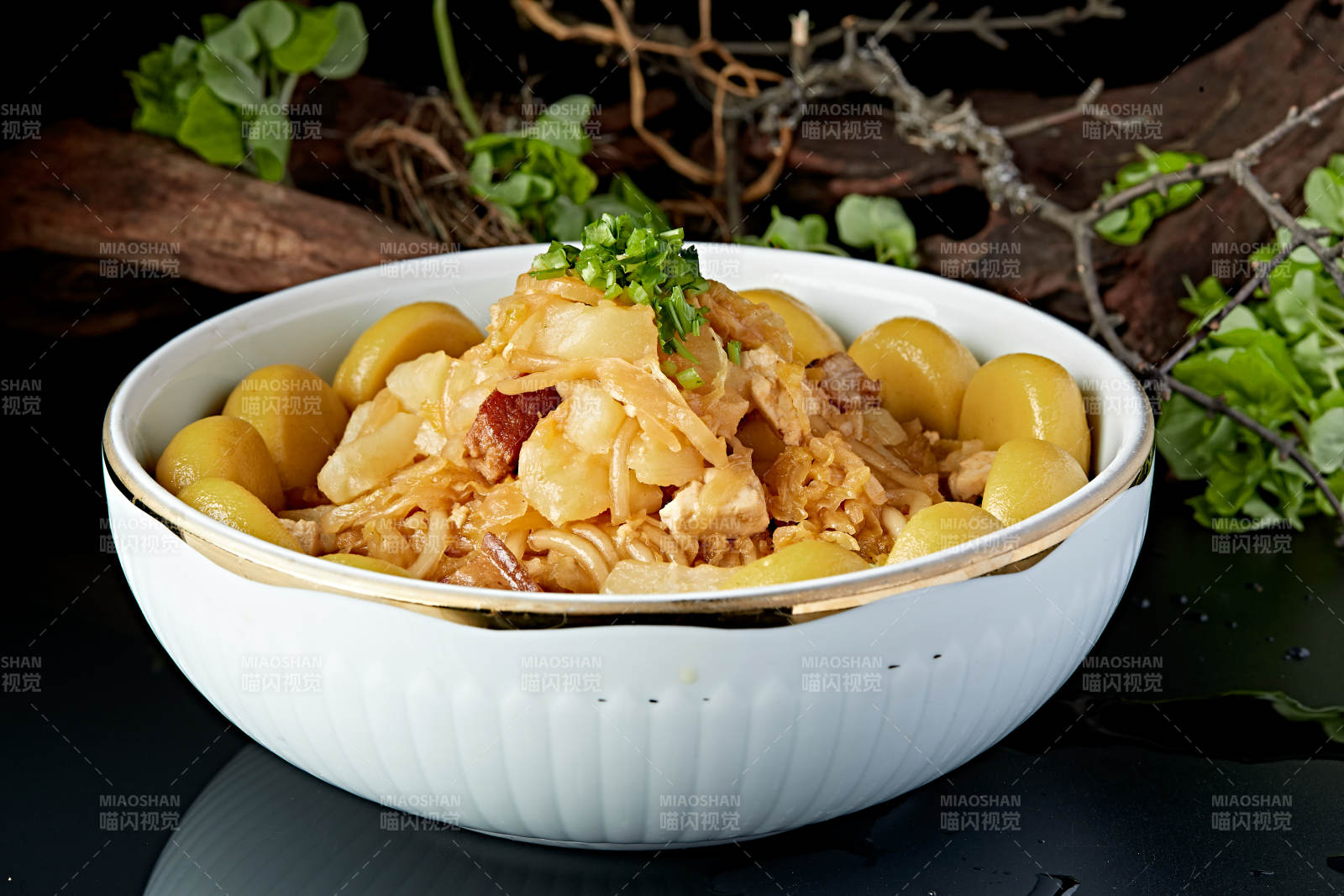 藤椒香辣水煮牛肉-摄影图