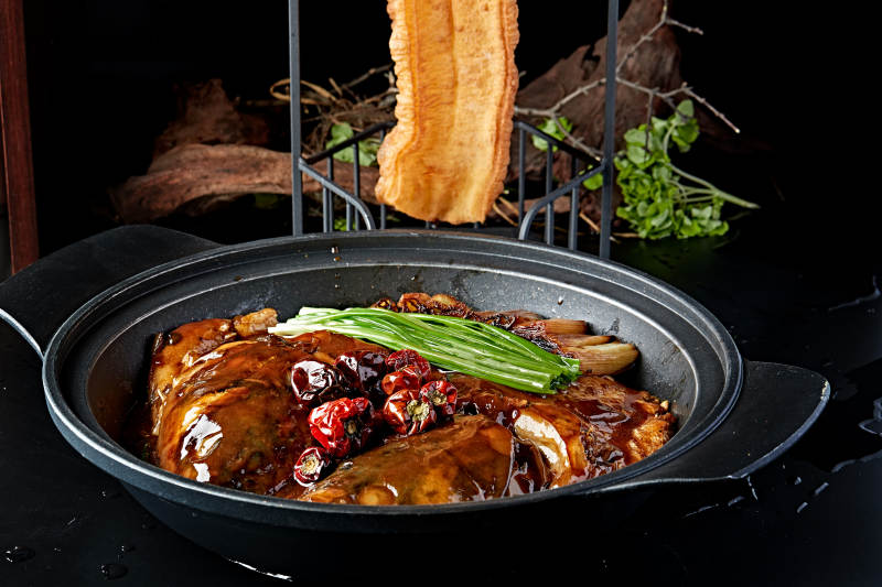 砂锅酱焖千岛湖大鱼头配油条