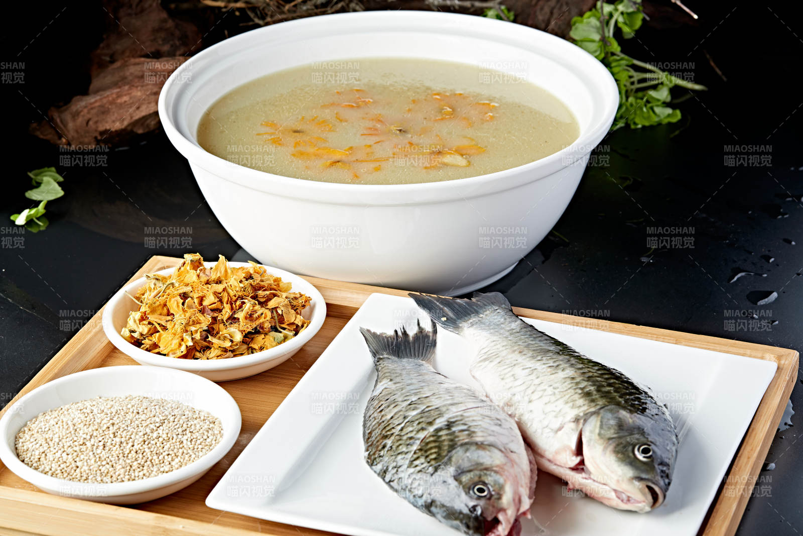 滋补鲫鱼藜麦金莲花汤