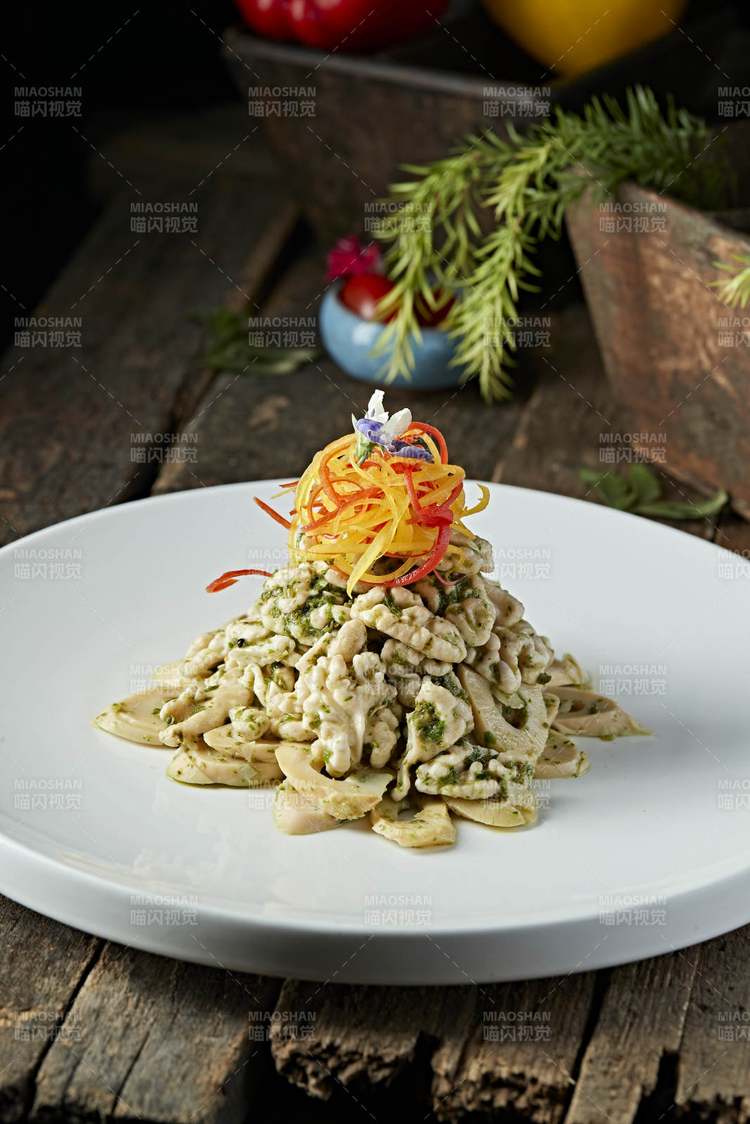 葱香口蘑核桃仁-摄影图