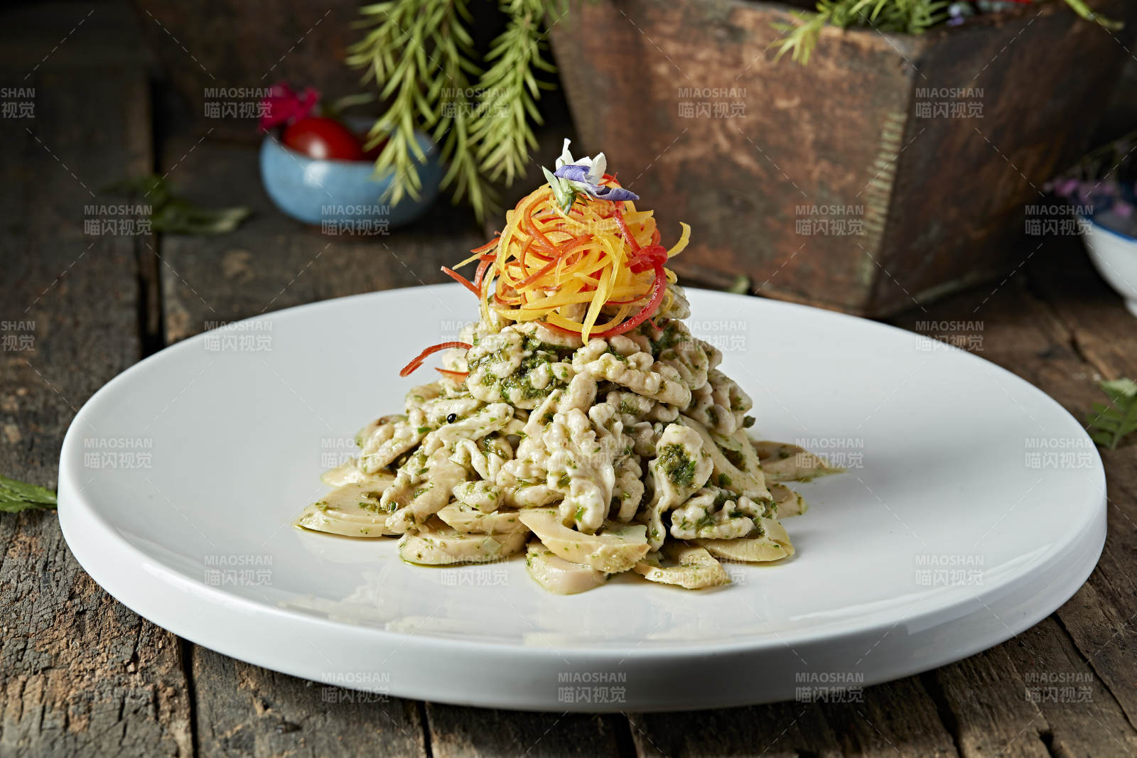 葱香口蘑核桃仁-摄影图