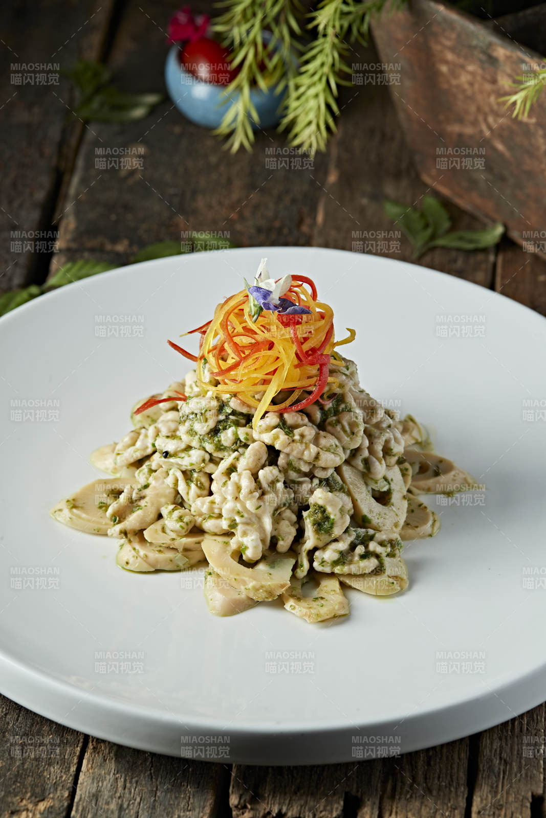 葱香口蘑核桃仁-摄影图