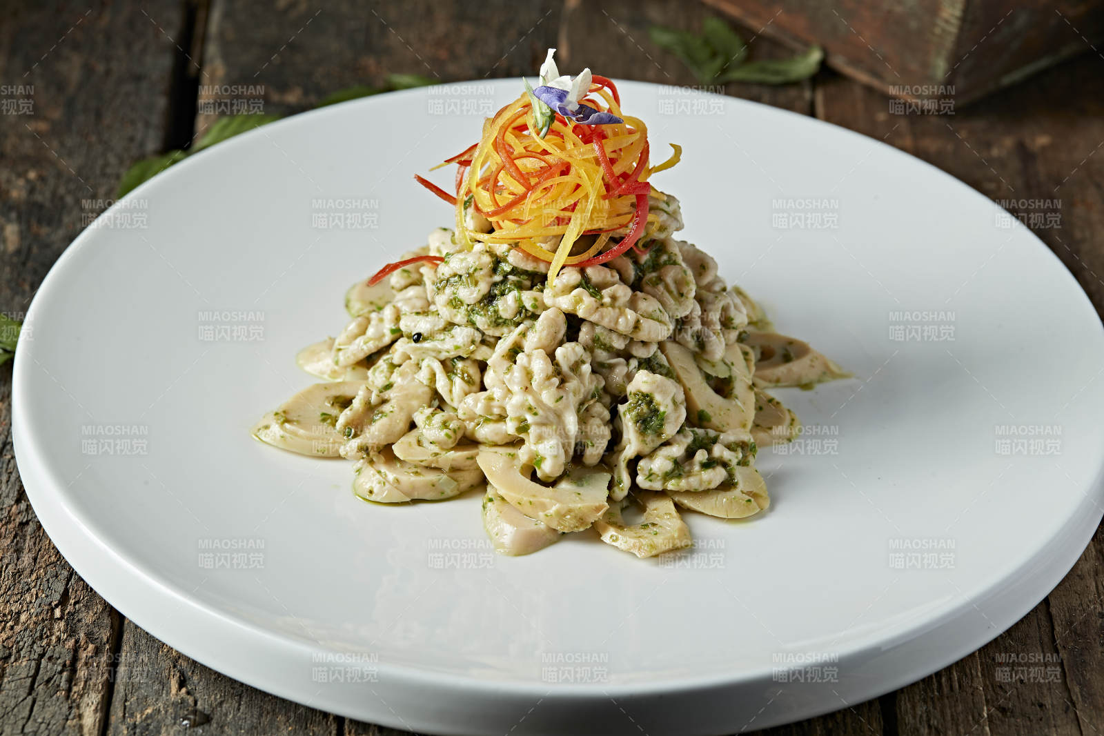 葱香口蘑核桃仁-摄影图