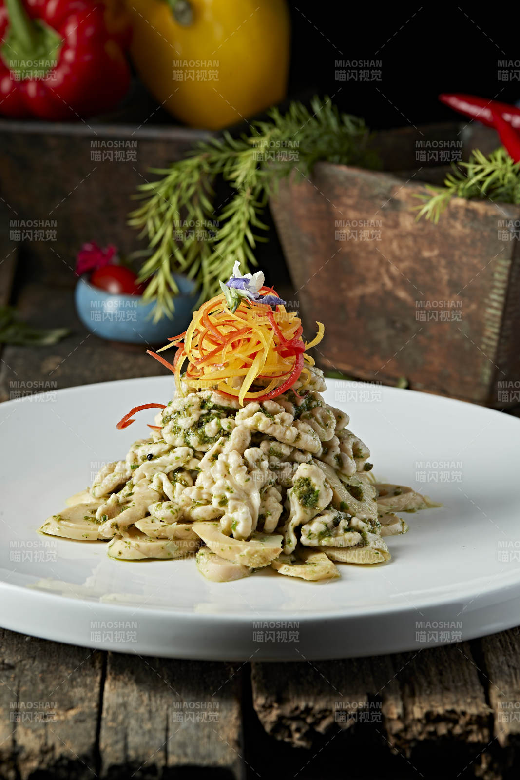 葱香口蘑核桃仁-摄影图