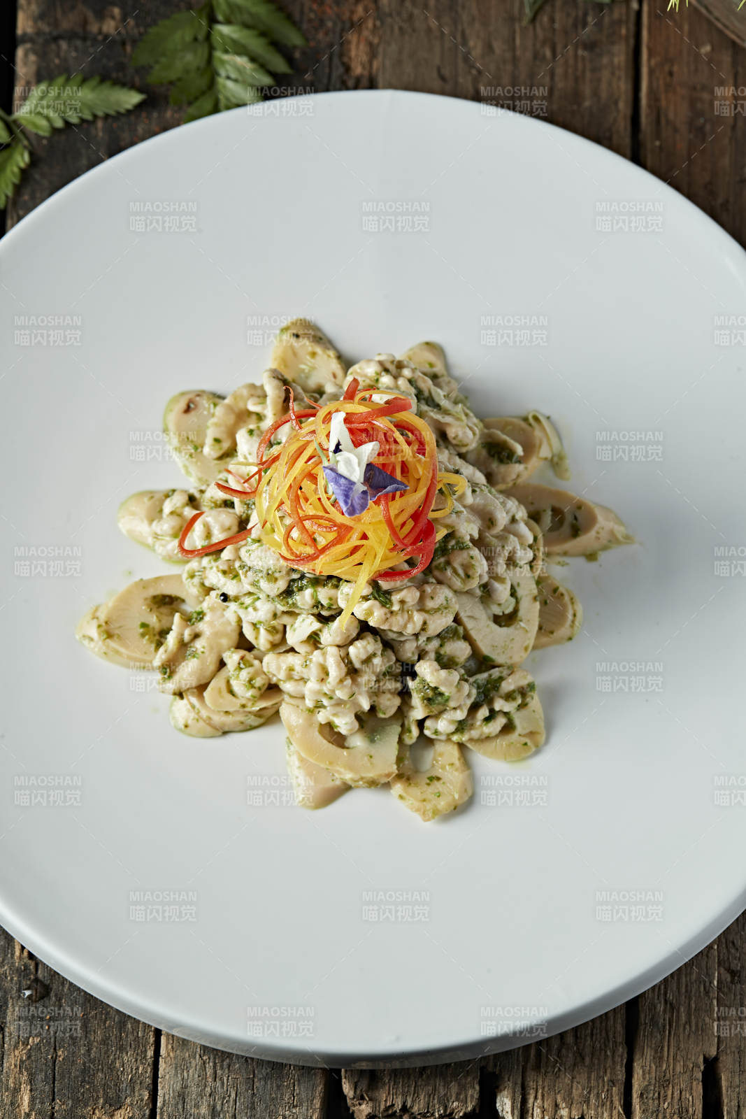 葱香口蘑核桃仁-摄影图