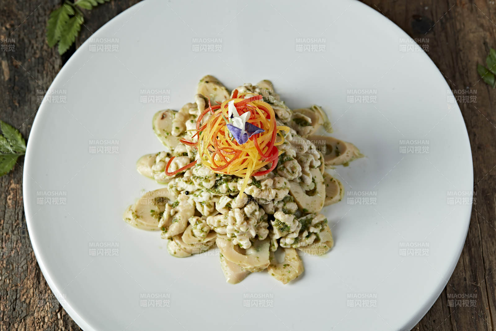 葱香口蘑核桃仁-摄影图