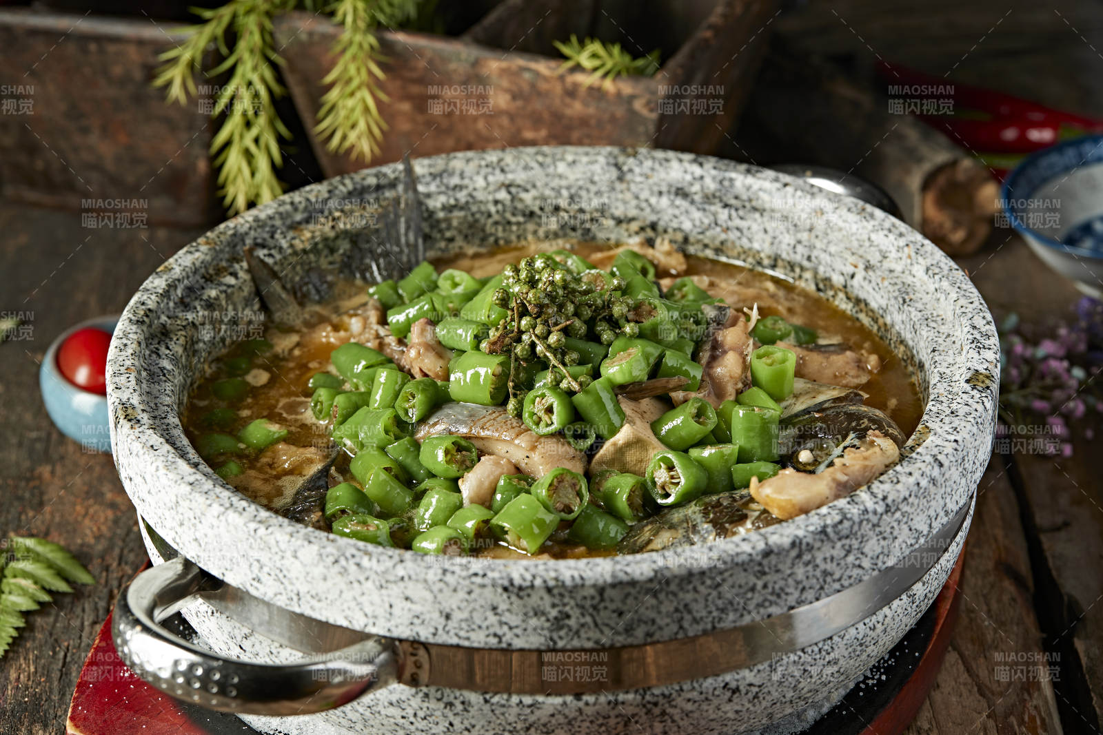 美味藤椒石锅清江鱼