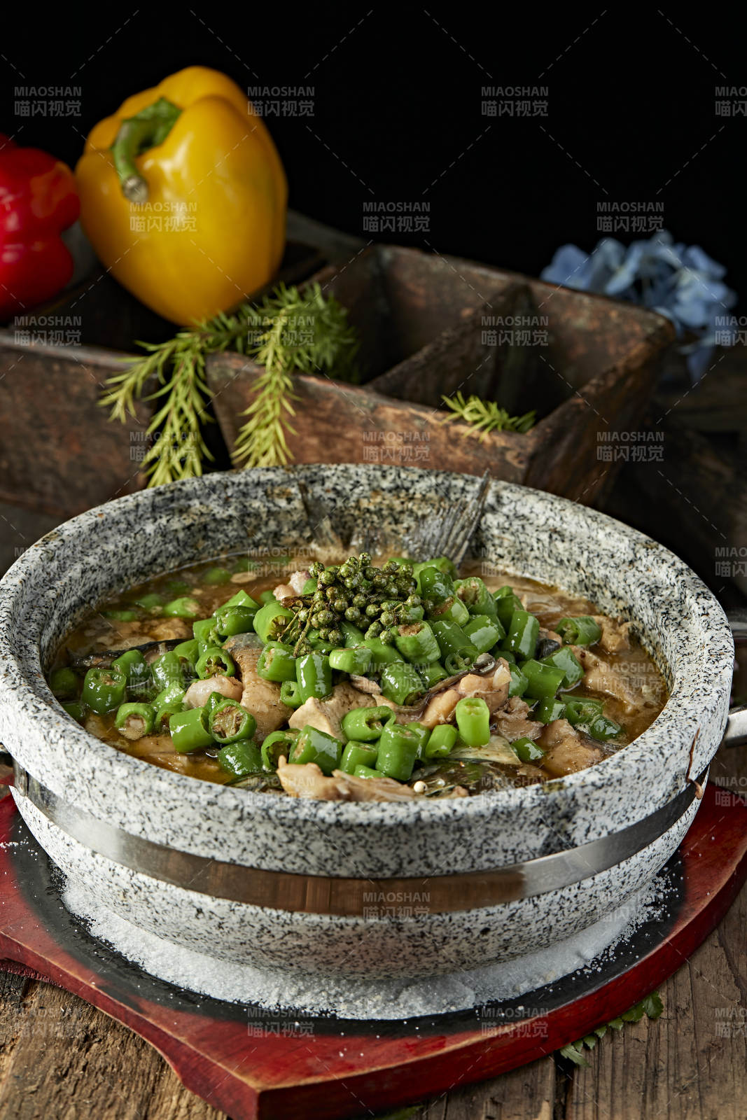 美味藤椒石锅清江鱼