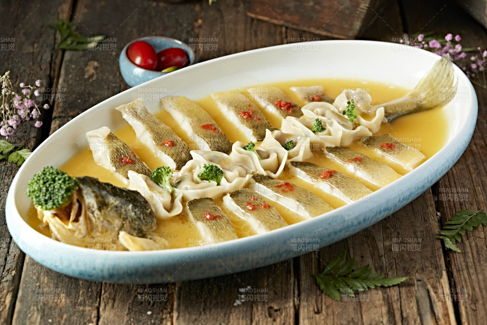 清蒸浓汤大黄鱼配三鲜小馄饨