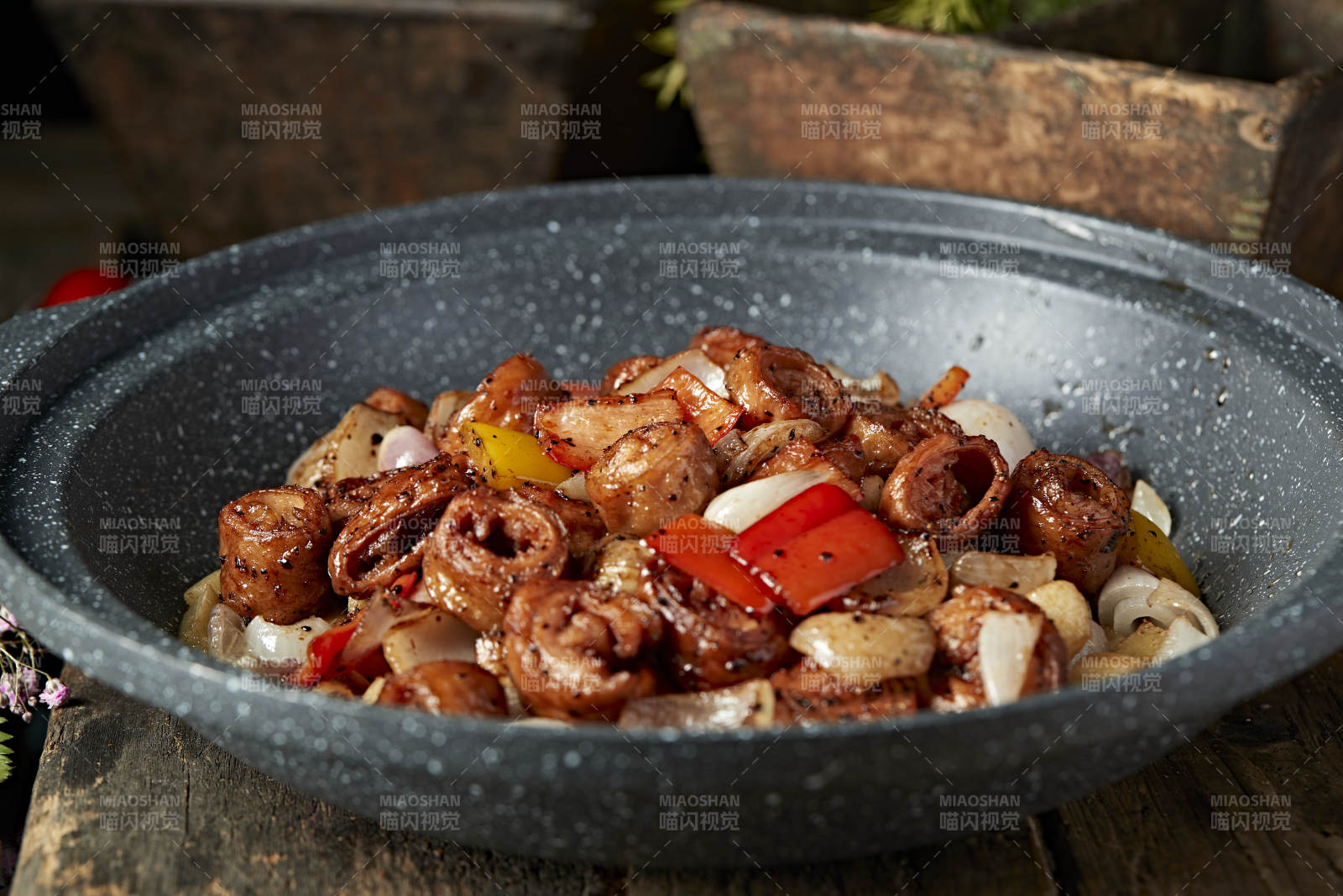 石锅彩椒洋葱肥肠