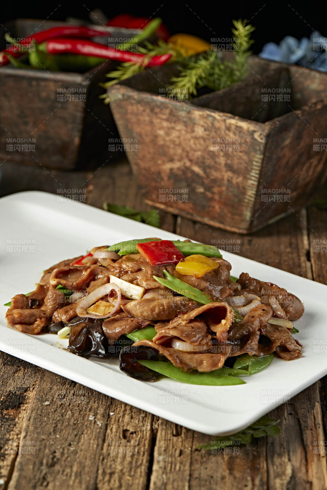 彩椒蜜豆木耳炒牛舌