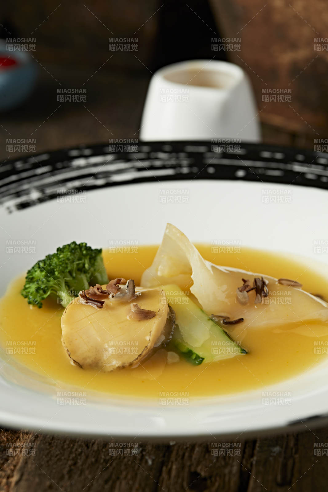 浓汤浇汁鱼肚鲜鲍鱼图片