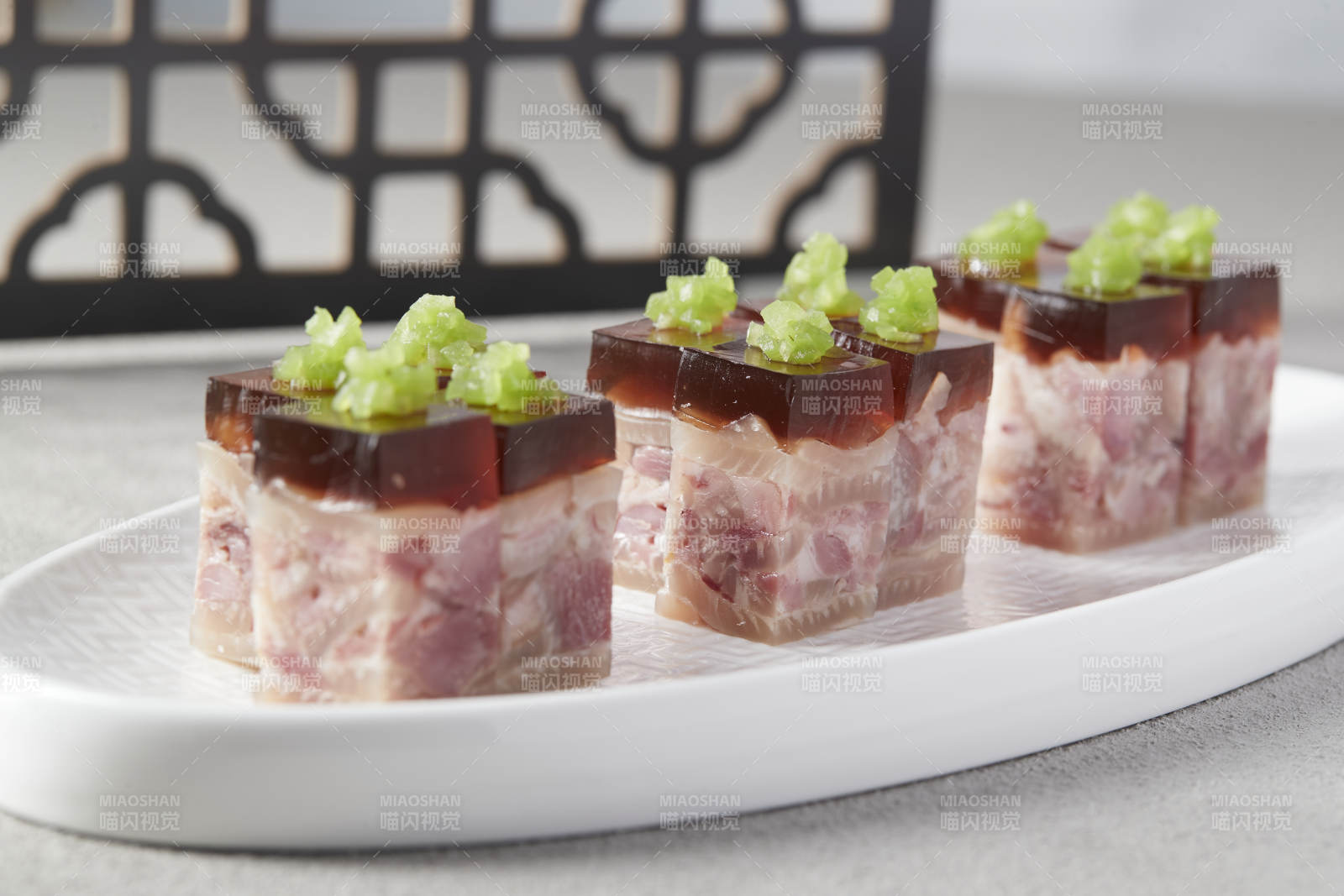 五香压肘花皮冻-摄影图